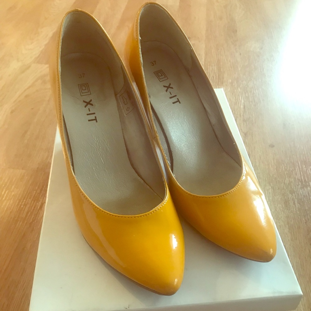 X-it yellow patent leather heels, Size 37.